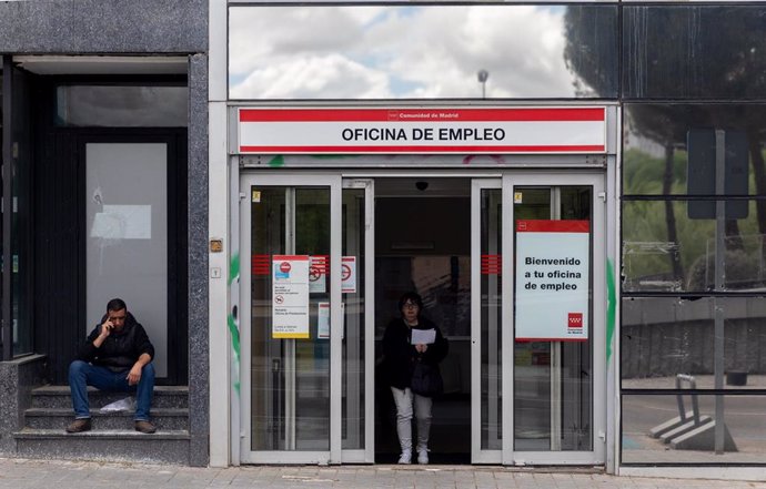 Archivo - Entrada a una oficina de empleo