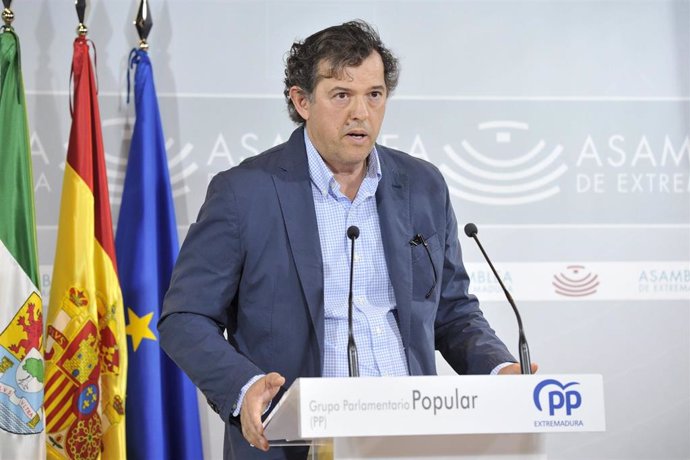 El diputado del Grupo Popular Juan Luis Rodríguez Campos, en rueda de prensa para valorar el paro.