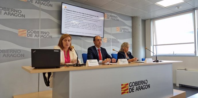 El consejero de Sanidad del Gobierno aragonés, José Luis Bancalero, flanqueado por la directora de Salud Pública, Nuria Gayán (dcha.) y la jefa de servicio en Vigilancia, Begoña Adiego