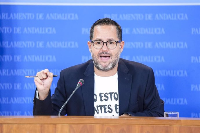 El portavoz de Adelante Andalucía, José Ignacio García, este miércoles en rueda de prensa en el Parlamento. 