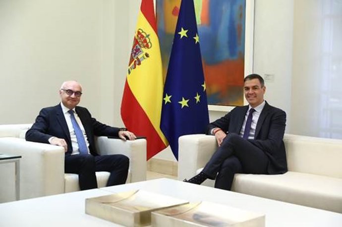 Reunión que ha mantenido el presidente del Gobierno, Pedro Sánchez, con el presidente y CEO de IMEC, Luc Van den Hove, en el Complejo de la Moncloa.