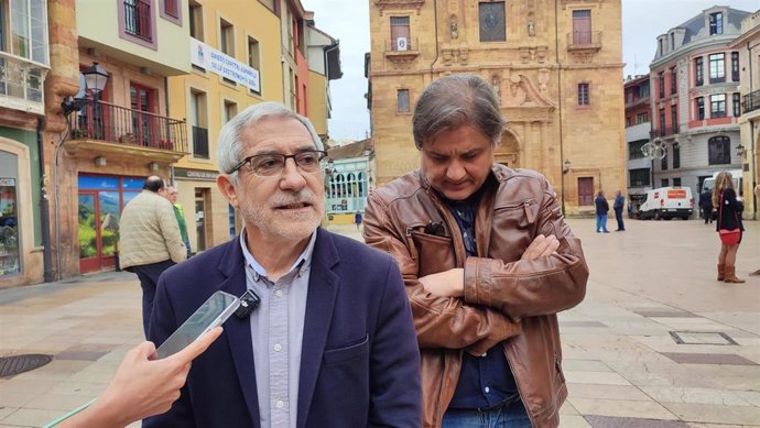 El portavoz de IU-Convocatoria por Oviedo Gaspar Llamazares, y el concejal Alejandro Suárez.