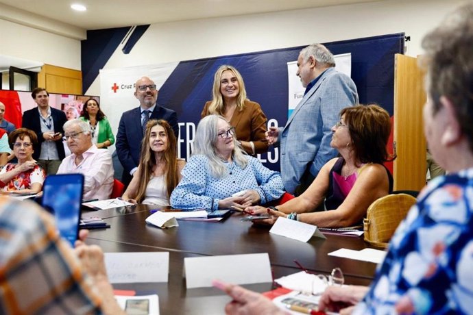 Visita al taller 'Rompiendo la Brecha', una colaboración entre Cruz Roja, la Fundación 'la Caixa' y el Ayuntamiento de Granada.