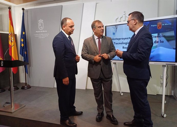 El Consejero De Medio Ambiente, Universidades, Investigación Y Mar Menor, Juan María Vázquez, Con El Director General De Universidades E Investigación, Antonio Caballero, Y El Director De La Fundación Séneca, Antonio González