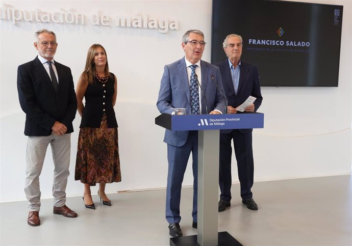 El presidente de la Diputación, Francisco Salado, ha presentado el programa junto a Luis Merino Bayona, presidente de Fundación El Pimpi; Genoveva Ferragut, directora de Relaciones Externas de Cervezas Victoria y Samuel Perea, director de 'Genius'.