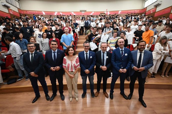 Foto de familia en el marco de la inauguración de la jornada Emprendimiento en modo COOP.