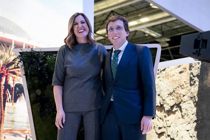 Archivo - Arxiu - L'alcaldessa de València, María José Catalá, i l'alcalde de Madrid, José Luis Martínez Almeida, durant la primera jornada de la Fira Internacional de Turisme, FITUR 2024