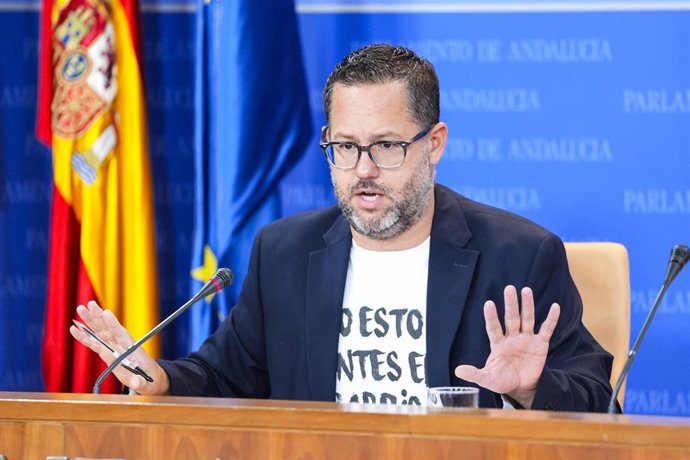 El portavoz de Adelante Andalucía, José Ignacio García, este miércoles en rueda de prensa en el Parlamento. 