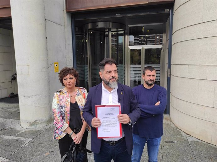 I-D: Los representantes del PSN Ainhoa Unzu, Ramón Alzórriz y Ángel Moleón presentan ante la Fiscalía una denuncia por delito de odio contra una moción de Vox sobre inmigración irregular.