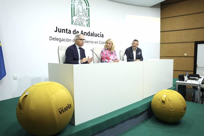 La delegada de la Junta en Cádiz, Mercedes Colombo, el diputado del Área de Función Pública y Recursos Humanos de la Diputación, Jacinto Muñoz, y el director general del Consorcio Fernando de los Ríos, Juan Luis Cruz, en encuentro sobre Puntos Vuela