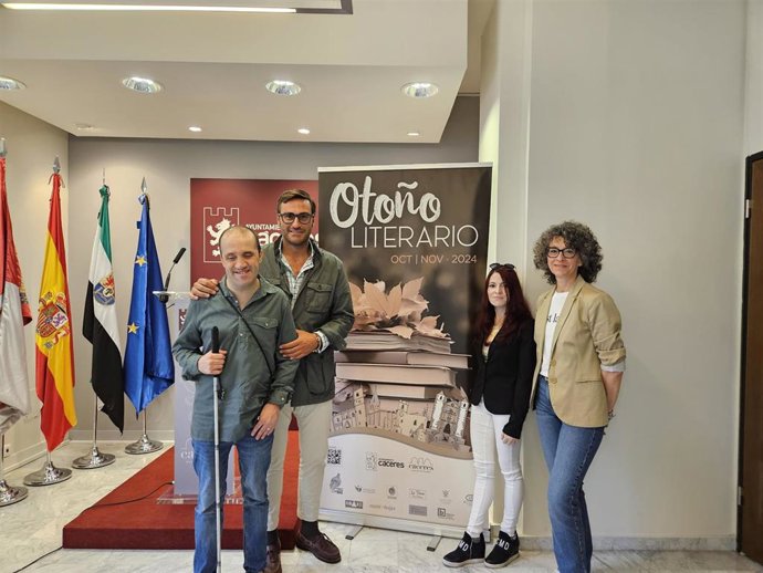 El concejal de Cultura, Jorge Suárez, en la presentación del V Otoño Literario junto a algunos de los autores participantes