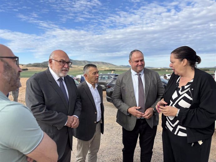 El consejero de Agricultura, Julián Martínez Lizán, la secretaria de Estado de Agricultura y Alimentación, Begoña García Bernal, y el presidente de la Sociedad Estatal de Infraestructuras Agrarias (Seiasa), Francisco Mulero, visitan las obras.