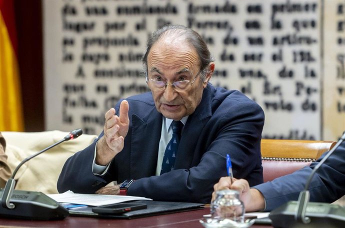 El catedrático emérito de Sociología de la Universidad Complutense de Madrid, Emilio Lamo de Espinosa,  comparece ante la Comisión de Investigación sobre la gestión del Presidente del Centro de Investigaciones Sociológicas, en el Senado, a 2 de octubre 