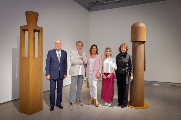 El director general de Fundación Ibercaja, José Luis Rodrigo; el artista, Miquel Navarro; la comisaria de la exposición, Lola Durán; la directora del Museo Goya, May Forcén; y la jefa de Cultura, Mayte Ciriza.