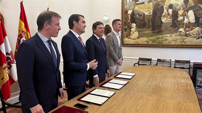 El presidente de la Diputación de Burgos, Borja Suárez; los consejeros Quiñones y Carriedo y el alcalde de Megar, Raúl Guantes.