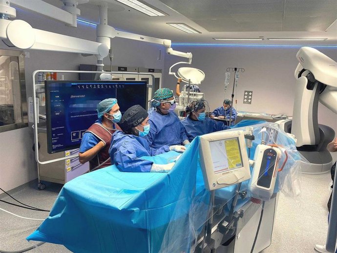 Personal sanitario en un quirófano de un hospital