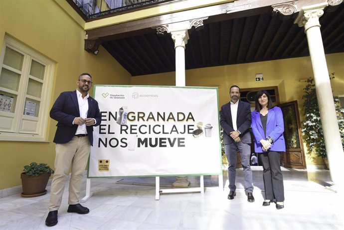 Presentación de la campaña 'En Granada, el reciclaje nos mueve', que se extiende desde julio a diciembre.