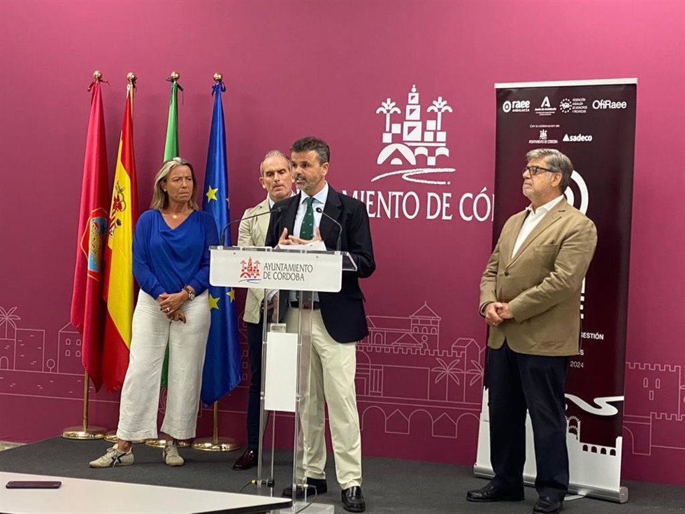 El coordinador general de la FAMP, Diego Jordano, acompañado por Isabel Albás, Rafael Martínez y José Pérez, interviene en la presentación del VI Congreso RAEE.