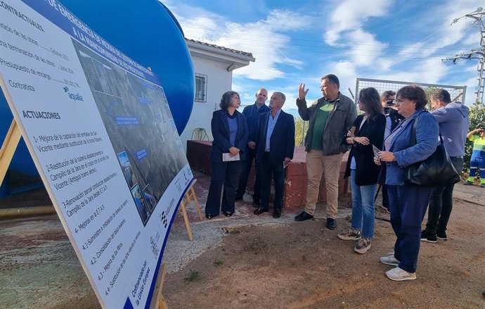 La consejera de Desarrollo Sostenible, Mercedes GómeZ, visita que ha realizado este miércoles a las obras de mejora del sistema de abastecimiento a la Mancomunidad de Río Frío.