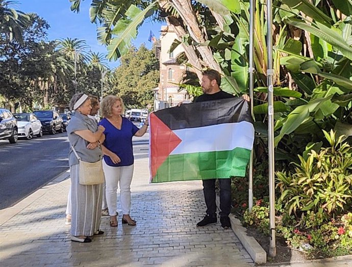 El portavoz adjunto de Con Málaga, Nico Sguiglia, con una bandera de Palestina.