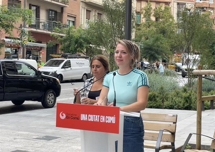La portavoz de BComú, Janet Sanz, con la concejal Gemma Tarafa.