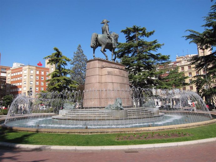 Archivo - El Espolón de Logroño uno de los espacios donde se cambiarán puntos de luz