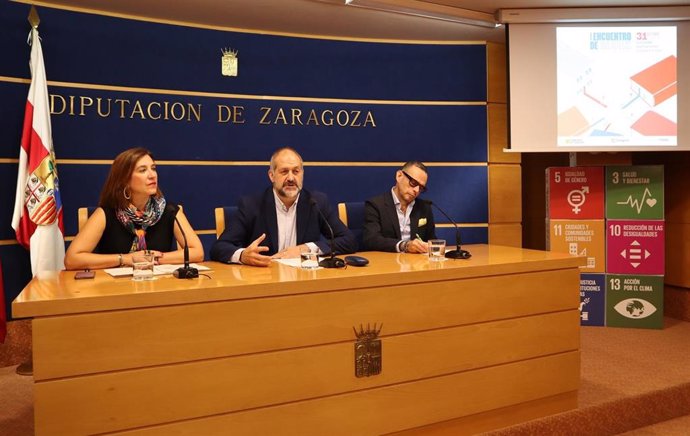 El diputado de la DPZ delegado de Archivos y Bibliotecas, José Manuel Latorre (c); el director general de Cultura del Gobierno de Aragón, Pedro Olloqui (dcha); y la consejera municipal de Cultura del Ayuntamiento de Zaragoza, Sara Fernández.