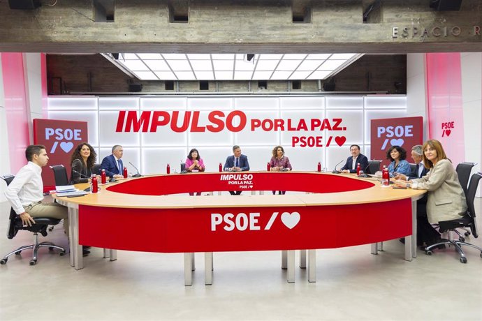 El secretario general del PSOE junto al equipo que coordina la ponencia marco del 41 Congreso Federal del partido