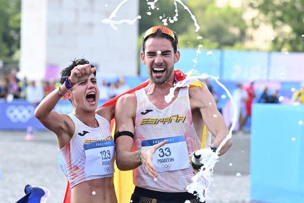 Archivo - Los marchadores María Pérez y Álvaro Martín celebran su oro en el relevo mixto en los Juegos Olímpicos de Paris 2024.