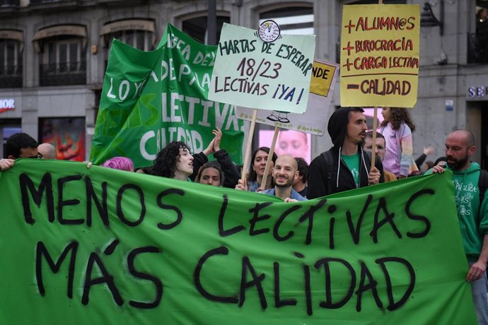 Archivo - Imagen de archivo. Decenas de personas durante una manifestación por la educación pública.