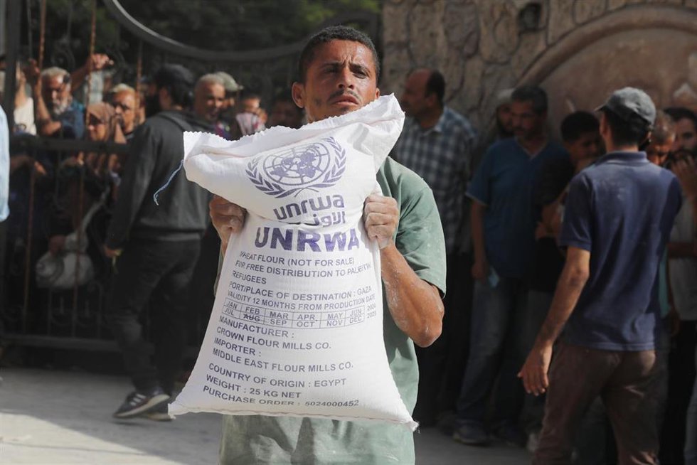 28 September 2024, Palestinian Territories, Deir al-Balah: Turkish Disaster and Emergency Management Presidency (AFAD) distribute flour to Palestinians in Gaza, where there is a food crisis due to Israeli attacks, at the United Nations Relief and Works 