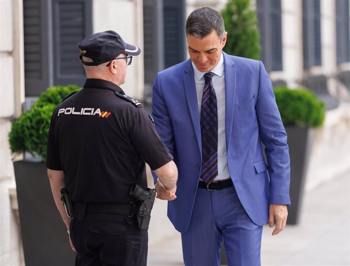 Archivo - El presidente del Gobierno y secretario general del PSOE, Pedro Sánchez, saluda  aun agente de Policía Nacional, a su llegada a una reunión con los diputados y senadores socialistas, en el Congreso de los Diputados, a 30 de mayo de 2023, en Madr