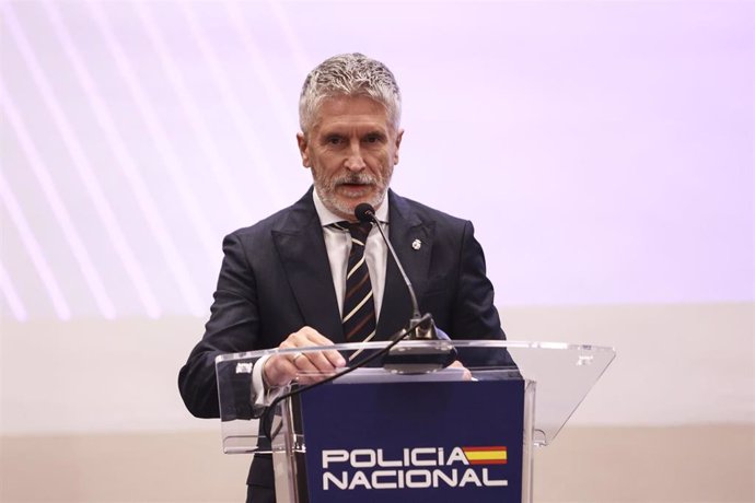 El ministro del Interior, Fernando Grande-Marlaska, interviene durante la entrega de los Premios de Periodismo y Valores Humanos 2024 que concede la Fundación Policía Española, a 1 de Octubre de 2024 en Sevilla (Andalucía, España). 