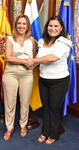 La presidenta del Cabildo de Tenerife, Rosa Dávila, y la alcaldesa de Candelaria, Mari Brito