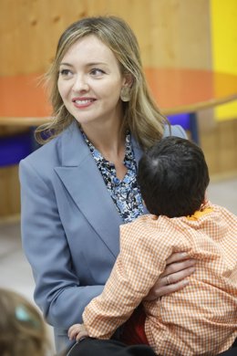 Archivo - Fabiola García, durante la visita a una guardería. 