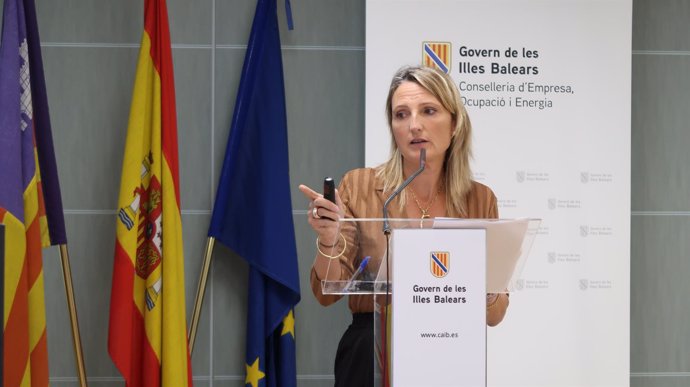 La secretaria autonómica de Trabajo, Empleo y Diálogo Social, Catalina Cabrer, en rueda de prensa para valorar los datos del paro de septiembre.