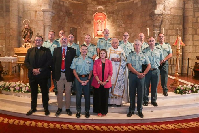 La Guardia Civil regala a Santa Eulalia un broche de plata con motivo de la semana institucional que celebra en Mérida