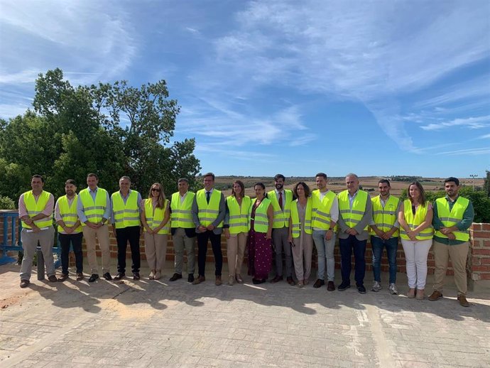 Autoridades en la visita a las obras del Mirador de Viñedos d Villalba del Alcor (Huelva).