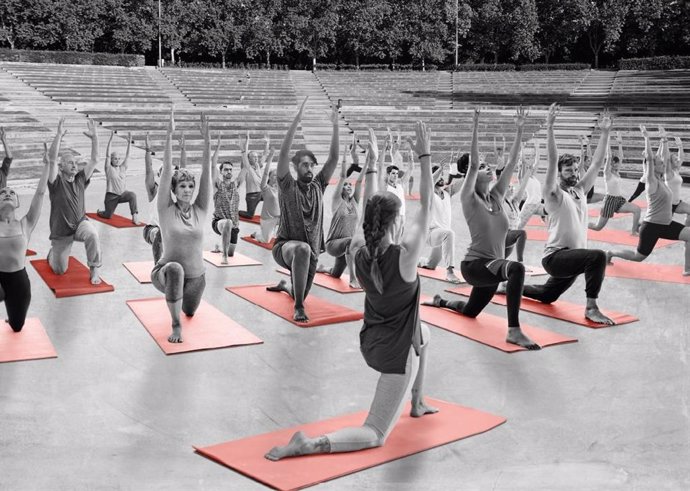 Madrid acoge el I 'Yoga Solidario' para recaudar fondos para la investigación del cáncer de mama.