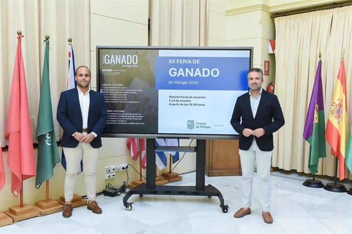 El concejal delegado del distrito, Carlos Conde, junto al presidente de la Asociación de Amigos del Caballo, Francisco Aragüez, presentan la XX Feria de Ganado de Málaga.