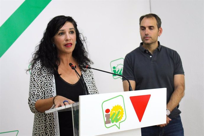 La coordinadora provincial de IU en Málaga, Toni Morillas, interviene en rueda de prensa junto al coordinador autonómico de IU-A, Toni Valero.