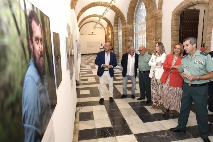 La presidenta de la Diputación de Cádiz, Almudena Martínez, acompañada por el coronel Luis Martín Velasco, inaugura la exposición fotográfica 'Valores de la Guardia Civil. 180 años cerca de ti'. 