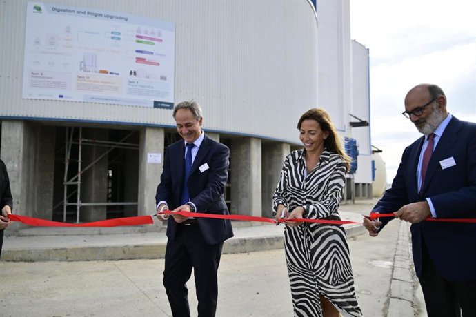 El director ejecutivo de Circular Bio-based Europe Joint Undertaking (CBE JU), Nicoló Giacomuzzi; la alcaldesa de Zaragoza, Natalia Chueca y el CEO de Urbaser, Fernando Abril-Martorell, inauguran la primera biorrefinería urbana industrial de Europa.