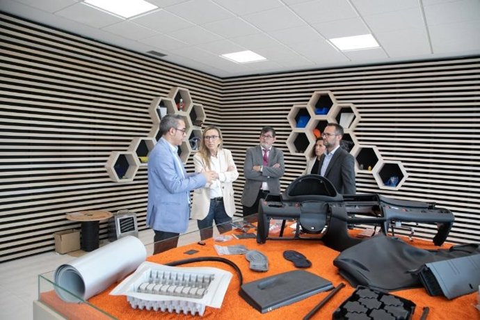 La consejera de Economía, Innovación, Empresa y Trabajo Autónomo, Belinda León, ha incidido hoy, durante la visita a las instalaciones de la empresa Avanzare Innovación Tecnológica, en "la fuerte apuesta que está haciendo el Gobierno en I+D+i