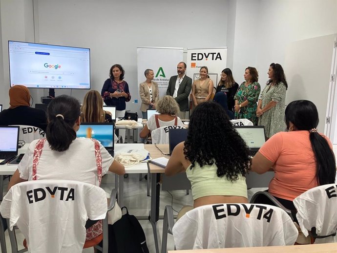 Inauguración del aula que forma en competencias digitales a mujeres víctimas de violencia de género.