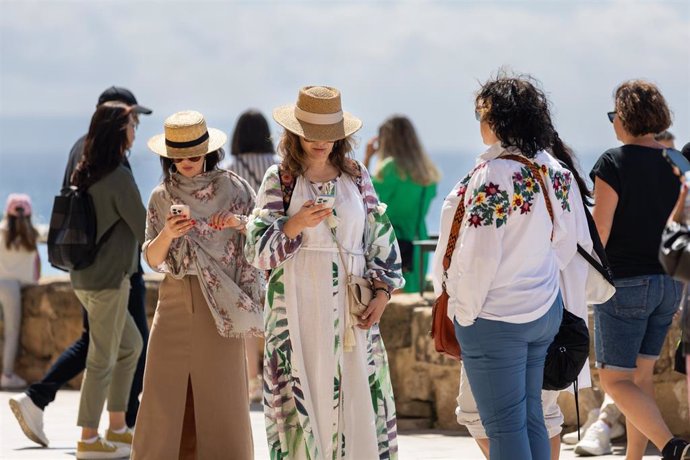 Archivo - Varios turistas en una calle de Palma de Mallorca.