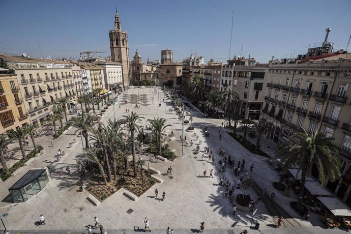 Archivo - Vista general de la plaza de la Reina de València.