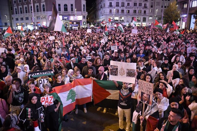 Cientos de personas durante una manifestación en apoyo a Palestina, en la plaza de Callao, a 27 de septiembre de 2024, en Madrid (España).