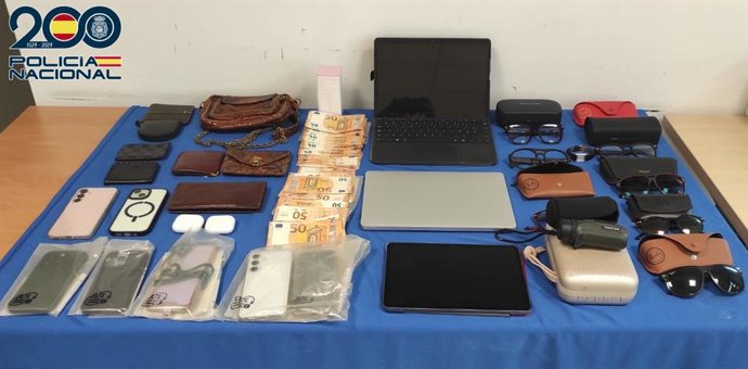 Objetos intervenidos a los dos detenidos.