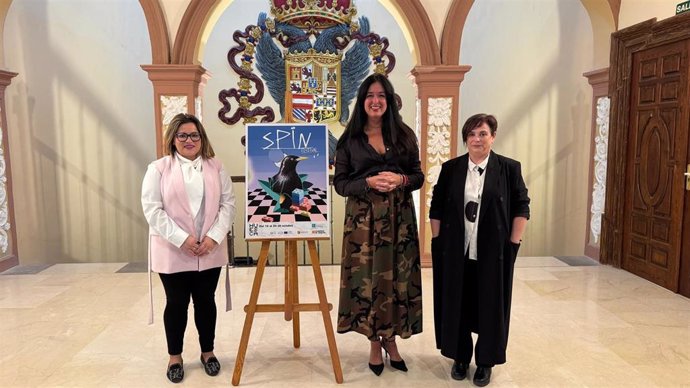 La alcaldesa de Huesca, Lorena Orduna; la concejal de cultura, Sonia Latre y la técnico de cultura del Ayuntamiento de Huesca, Pilar Barrio han presentado la programación del Spin Festival